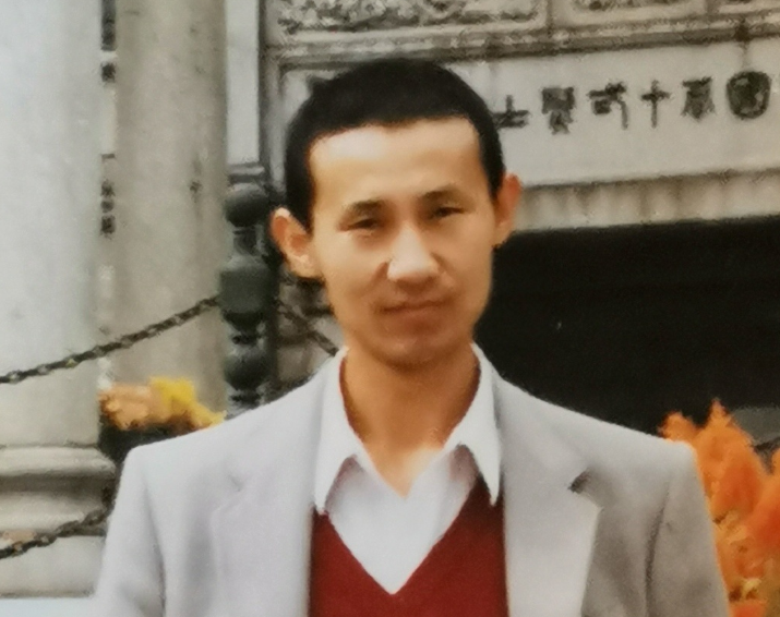 腾格尔|腾格尔也曾是小鲜肉？大方晒出年轻旧照，头发浓密大长腿逆天