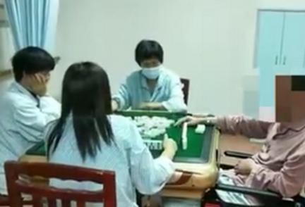 排头聚聊 为帮助患者康复，医院引进自动麻将机，网友：这病治得上瘾！
