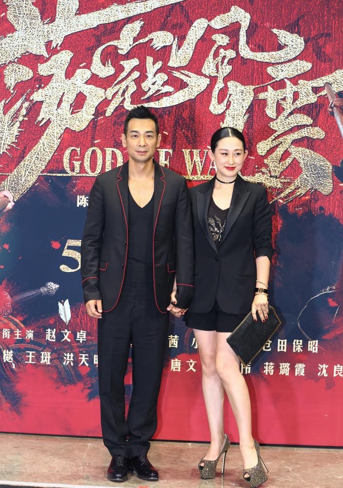 赵文卓|赵文卓夫妇走机场，赵文卓打扮时髦不输小鲜肉，小8岁妻子露老态