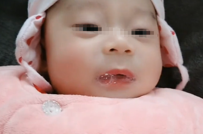 糖果的妈妈|小婴儿“吐泡泡”，是不舒服还是变相的“天气预报”？别忽略事实