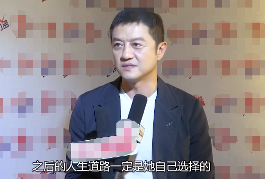 李嫣|15岁李嫣跟父亲遛弯被拍！穿热裤秀嫩白长腿，奶奶跟在身后显慈爱