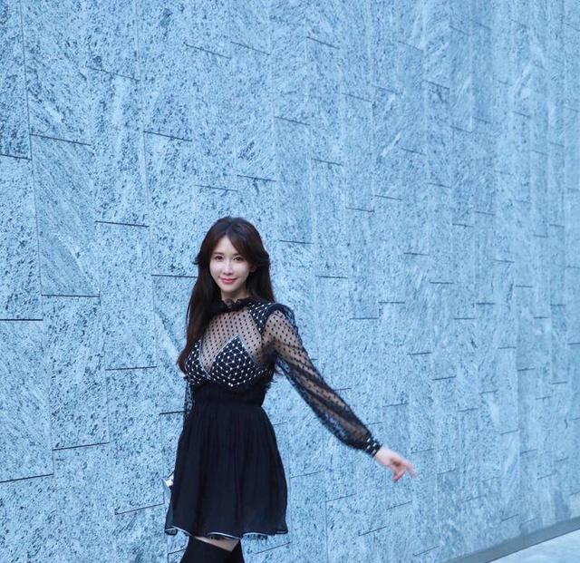 林志玲|林志玲不愧是“内衣模特”，穿透视裙配长筒靴真性感，女人味十足