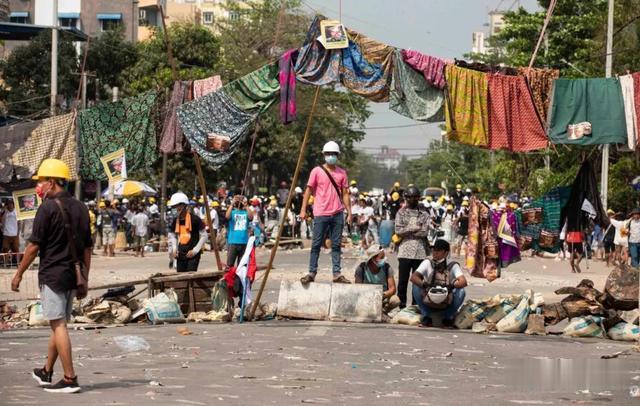 緬甸街頭懸掛著大量女性筒裙，有何寓意？-圖3