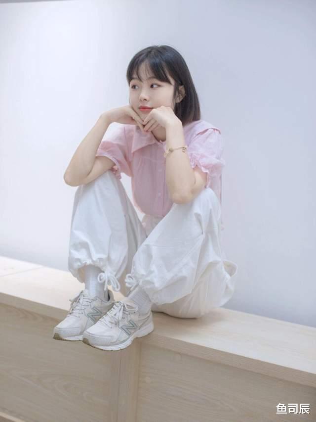 鱼司辰|想要穿出少女感,不如试一试粉色衬衫+白色背带裤,元气十足