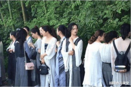 横店|横店“校花”泛滥成灾，诸多孩子不上学等戏拍，网友：想红想疯了