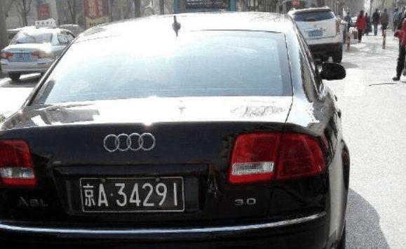 装记 在国内车牌号中，有2个字母被禁用，很多人不懂，交警：容易混淆