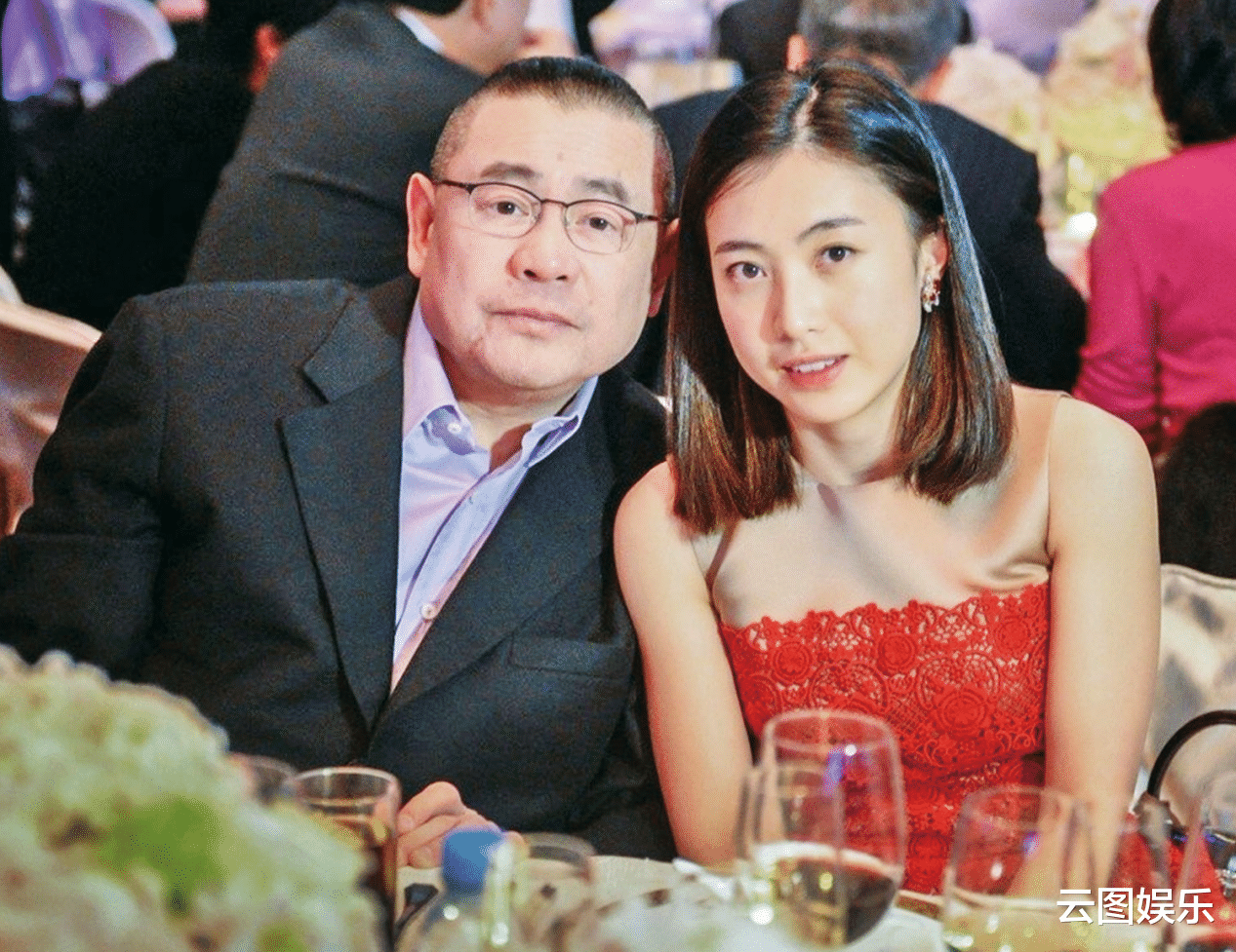 何超琼|何超琼低调参加聚会，与李嘉欣夫妇同场不同框，一身黑衣尽显优雅