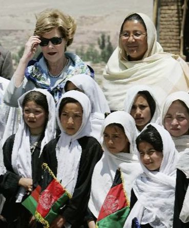 乔治·沃克·布什|1977年小布什到奥尼尔家中吃烧烤，对劳拉一见钟情，44年互相成就