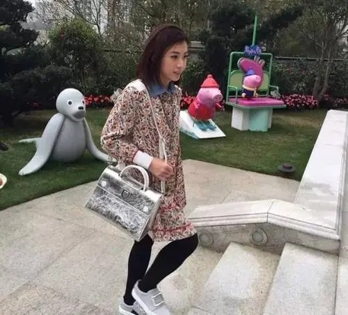 美人哒|甘比穿搭也太潮了吧，41岁好像个女大学生，和刘銮雄同框似父女