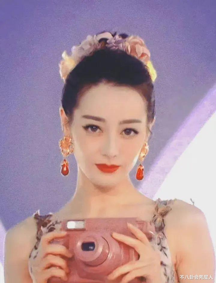 周冬雨|红毯意外状况：白敬亭被吹飞，周冬雨头发糊一脸，她尬出了圈