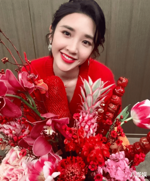 张若昀|张若昀为唐艺昕和女儿做春饼，近千元爱马仕餐盘抢镜，超有品味