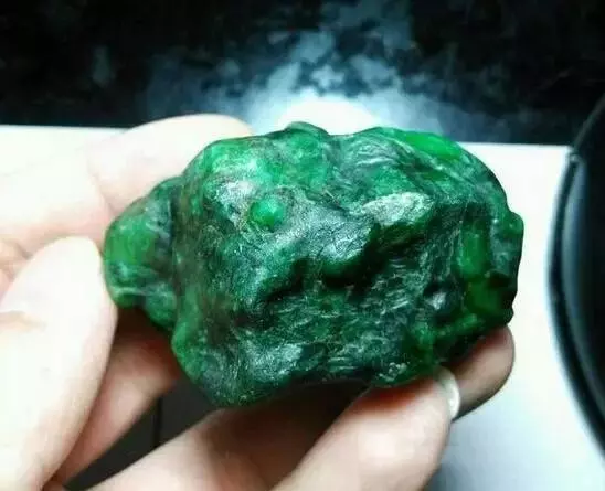 翡翠|翡翠癣多就是废材？丢掉？千万别丢！看玉雕师化腐朽为神奇