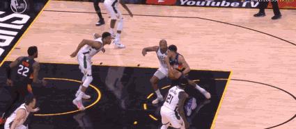 一个善良的小槑|28+13！1断1传1板杀死比赛，字母哥选对了，他比保罗更强