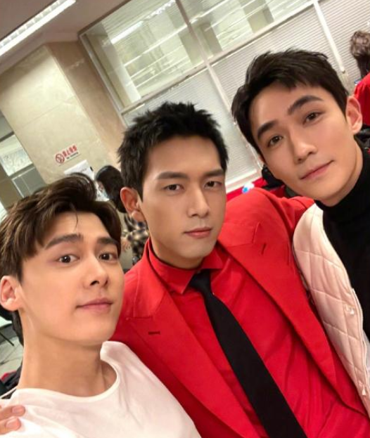 遮天|春晚后台太精彩，成龙吴京甄子丹同框，李易峰李现朱一龙晒合照