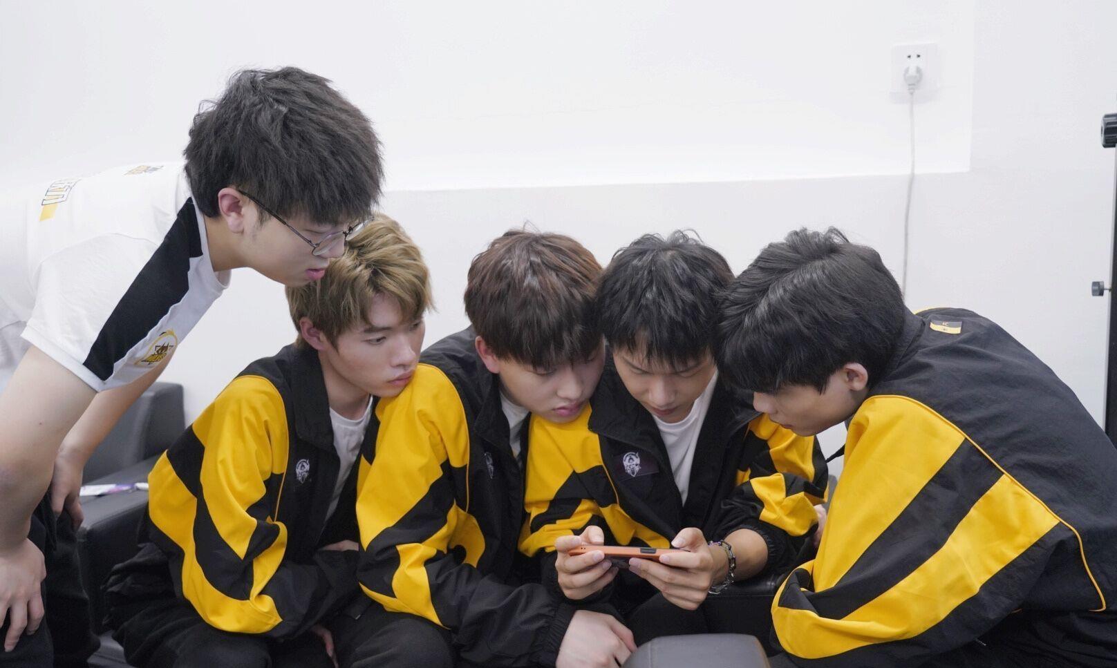 魔王樊|AG超玩会与狼队上演生死战,一战定胜负,谁晋级?谁去打卡位赛?