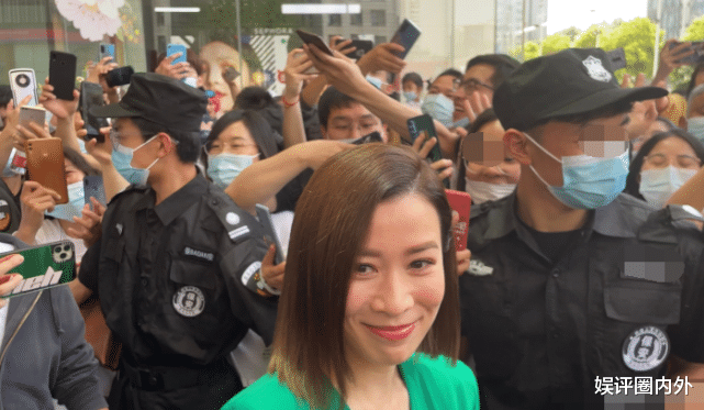 佘诗曼|贾乃亮现身武汉火锅店开业，阿娇钟欣潼现场气色好，佘诗曼笑容甜美有女人味