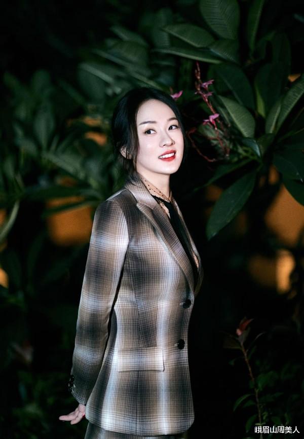 峨眉山周美人|“夫妻模范”营业!杜江霍思燕合体拍大片,幸福感溢出屏幕