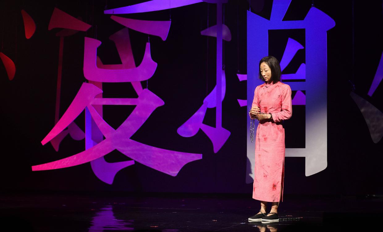 何有强|韩雪的机场穿搭真洋气，一件无袖背心搭配五分裤，细腰长腿绝了！