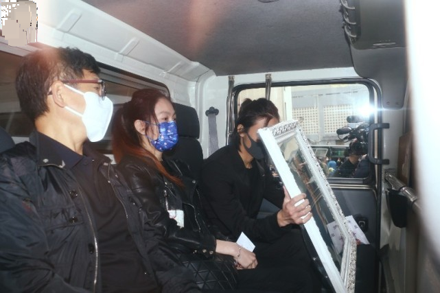 吴孟达|吴孟达出殡白发母亲首现身,伤心痛哭步履蹒跚,需俩亲友搀扶