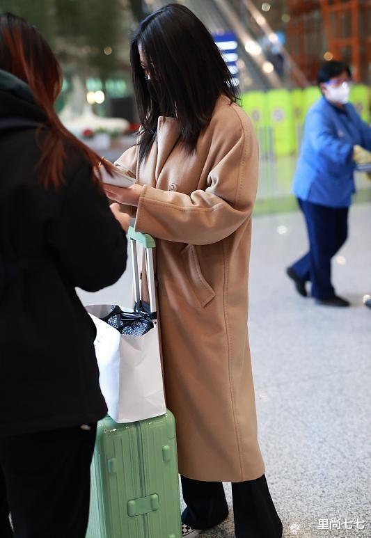 朱珠|朱珠夫妇首次合体走机场，改穿布鞋接地气，丈夫油头西装没生活气