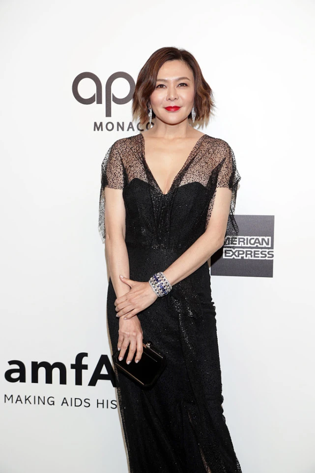 大表姐的时尚圈|关之琳状态保持真好，“半透明裙”造型优雅大方，看不出年近六十