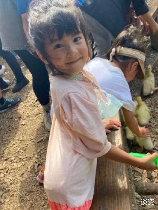 贾静雯|贾静雯晒一家五口，梧桐妹身高优越赶超妈妈，全员高颜值大长腿