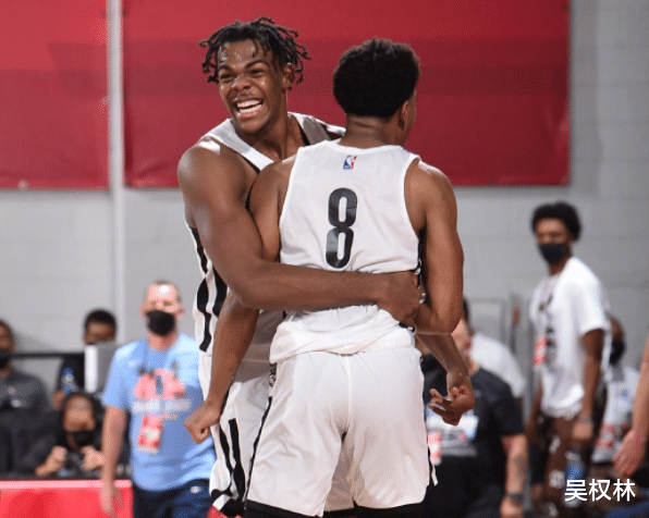 篮网队 3场狂抢28个篮板！篮网1换2交易一箭双雕，29号秀成内线终极答案