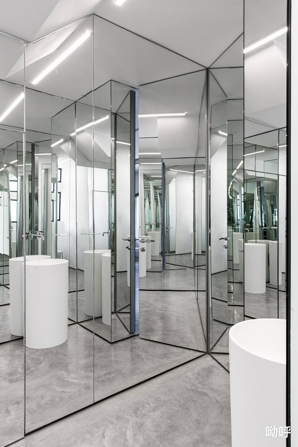 小复式运用镜面打造现代时尚感