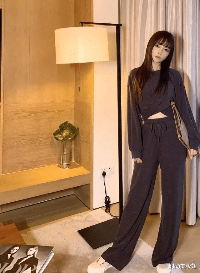 奚梦瑶|李小璐换发型翻车了，一身黑色搭配显老10岁，“豆腐腿”抢镜了