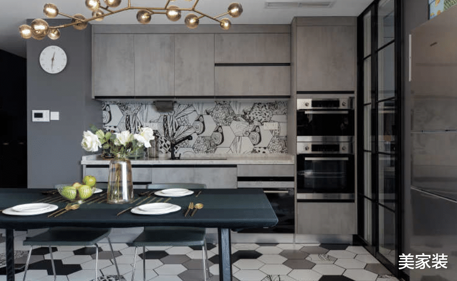 凭窗眺望都市风光，用现代风谱写空间乐章，感受慢节奏的美好生活