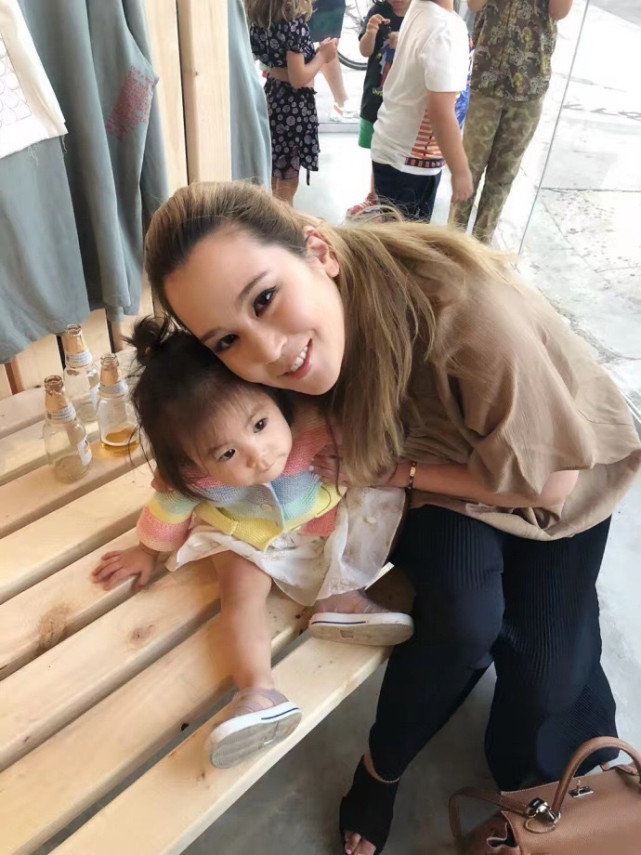 alaia|陈冠希姐姐与侄女同框,获黑人男友甜蜜点赞示爱,Alaia搞怪出镜