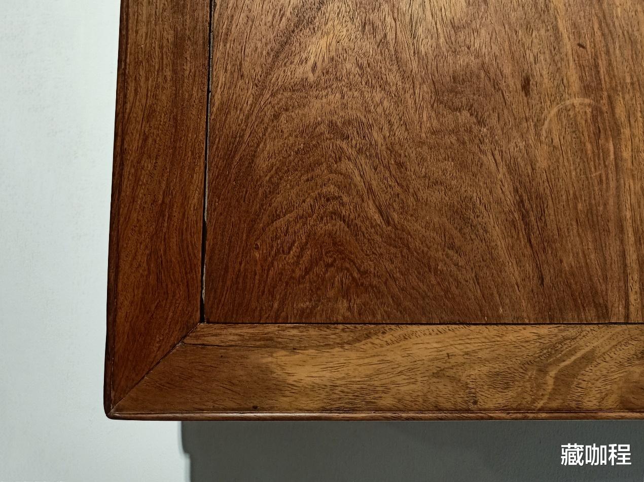 |山峰纹上棕眼茂密，好一幅黄花梨水墨盛景