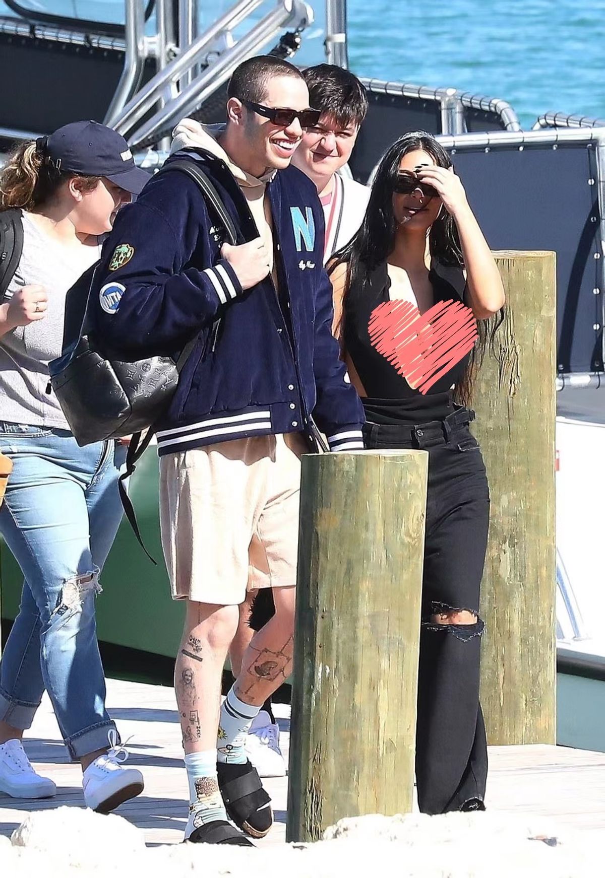 金·卡戴珊|41岁金卡戴珊真敢穿！V领背心开到肚脐眼，迷倒小13岁的鲜肉男友