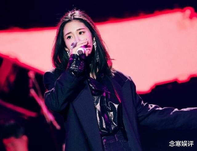 你好|张碧晨带女儿过年放烟花，疑与华晨宇全家团聚，一同返乡认亲祭祖