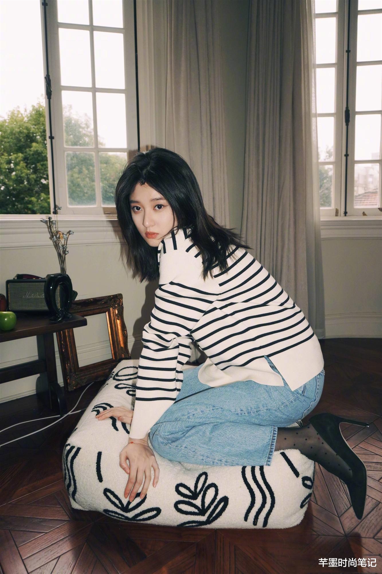 芊墨时尚笔记|乔欣休闲风穿出“侧影女神”，牛仔裤里配波点丝袜，御姐风撩人美