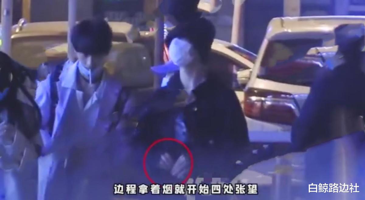 任敏|16岁男演员再翻车？深夜和女友人街头抽烟，曾直播怼任敏脚臭人老