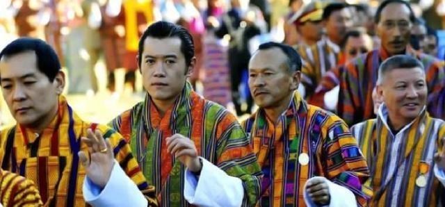 不丹同胞四姐妹共嫁一夫，9年後補辦婚禮，稱丈夫是最英俊的國王-圖4