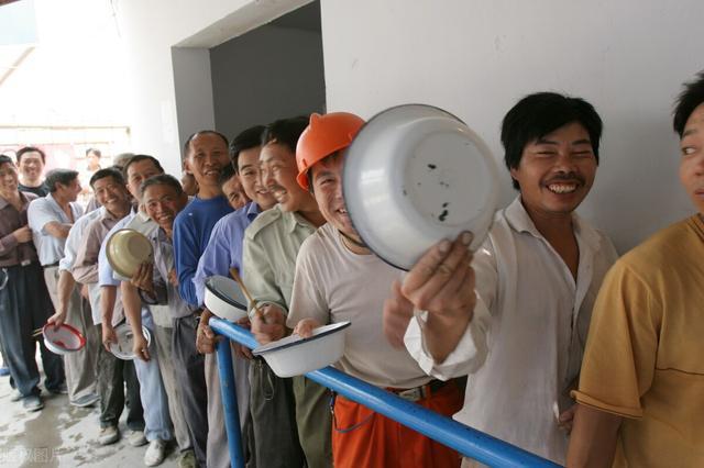 24岁外国美女爱上了45岁民工大叔;婚后坦言:跟着他睡工地也幸福