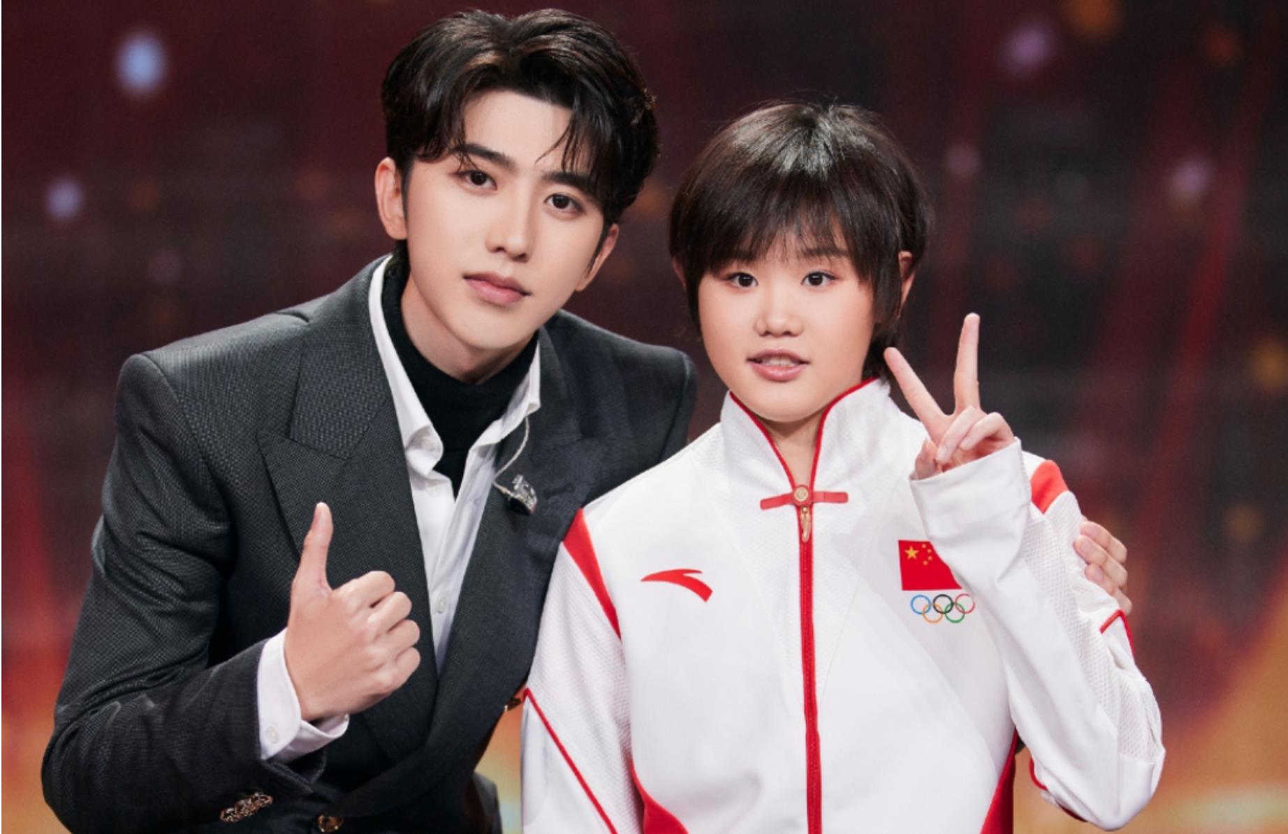 奥运冠军|优质偶像！张家齐跨年晚会追星蔡徐坤，男神弯腰绅士腿合影奥运冠军