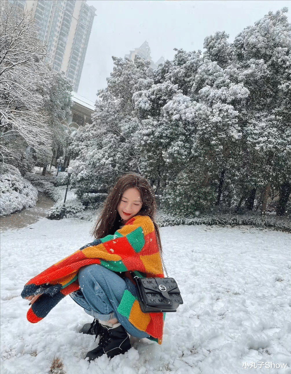 沈梦辰|沈梦辰晒出长沙初雪美照,彩色开衫打扮青春靓丽,白色背景太美好