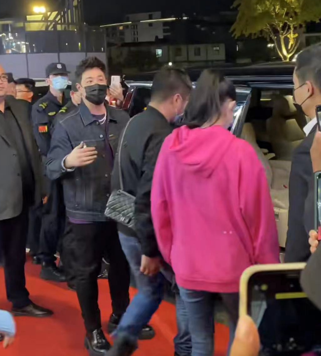 杨紫|宣云陪潘玮柏现身餐厅开业礼不敢直面粉丝，只与丈夫人形立牌合影