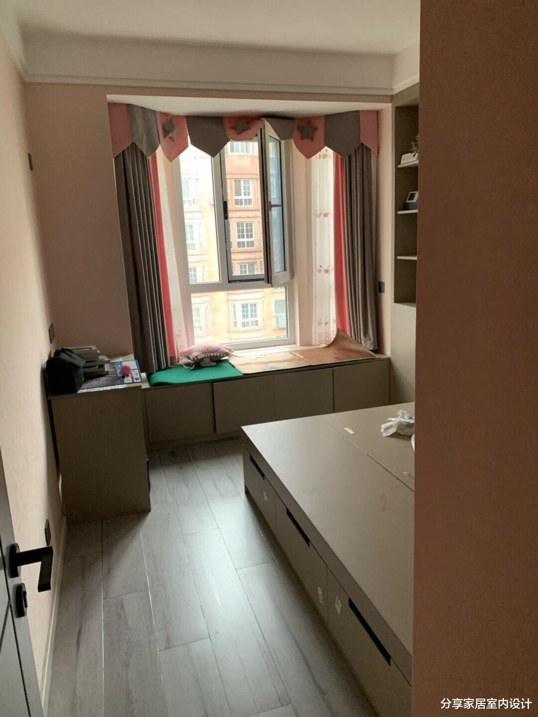 |搬新家入住一个月，整个空间灰色调很耐看，墙面贴瓷砖非常耐脏！