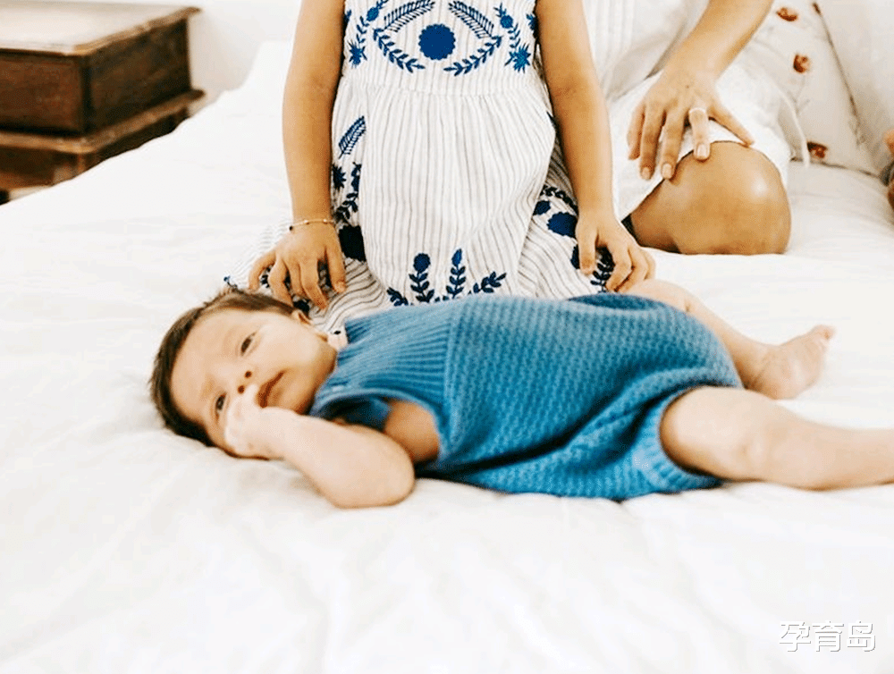 孕育岛|宝宝”青蛙腿“怎么办？顺其自然就好，可惜很多妈妈还在听老人的