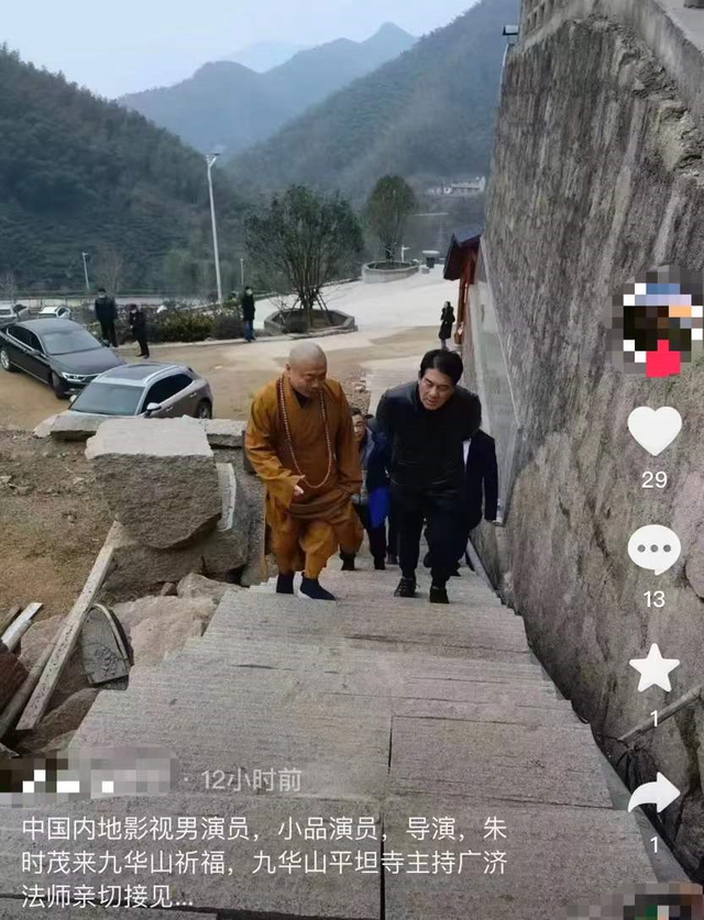 朱时茂|67岁朱时茂罕露面!精神奕奕现身九华山祈福,满头黑发身材壮硕