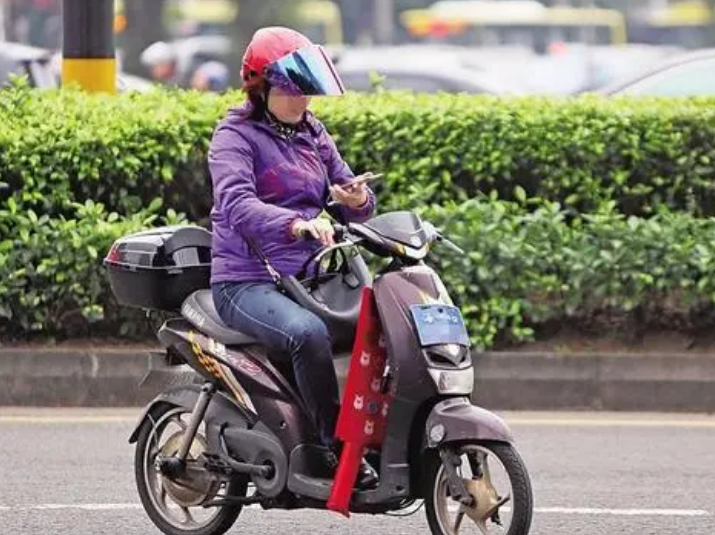 大妈骑电动车撞坏路边汽车,看车标以为是比亚迪,路人:这车500万