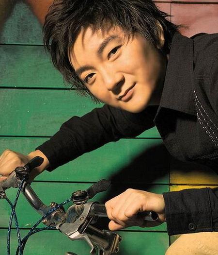 杨臣刚|“专一”的杨臣刚：红了不忘本，娶相恋8年网友，低调到无人问津