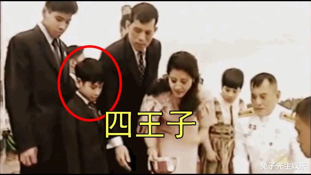 |泰王小动作显真心，拍照把手放四王子肩上，在意的儿子原来是老四