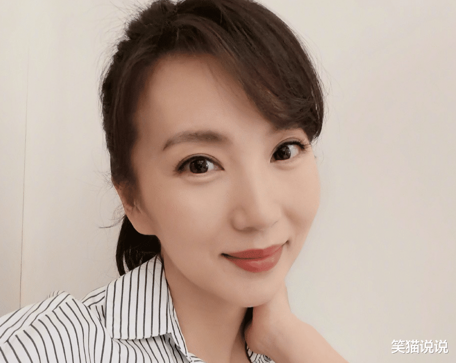 陈好|陈好晒自拍庆43岁生日，面色红润状态佳，手拿酒杯略显优雅！