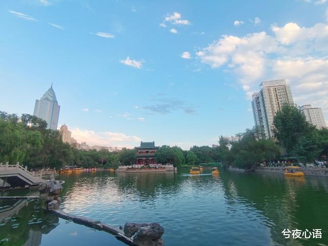 兮夜心语|乌鲁木齐无人问津的小公园，却是小孩们的天堂，一玩就是整个下午