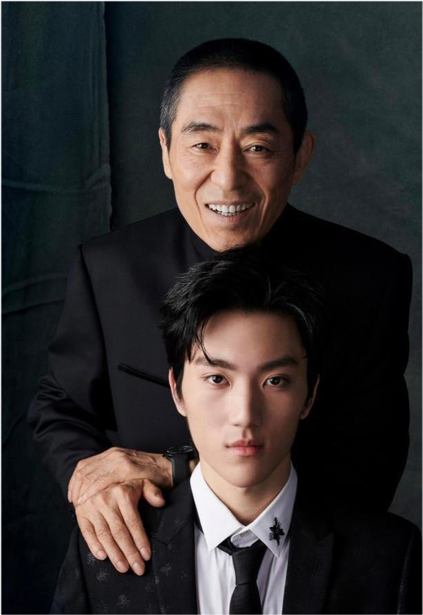 时尚风行派|张艺谋一家五口罕见同框！大儿子“明星脸”大爆火，穿白T好清爽